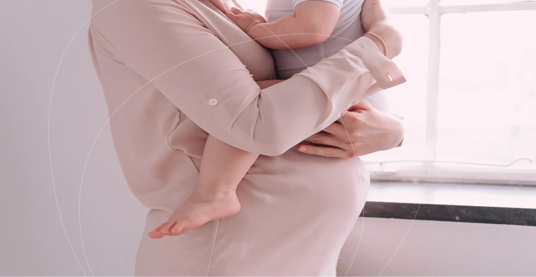 Moeder houdt haar pasgeboren baby vast
