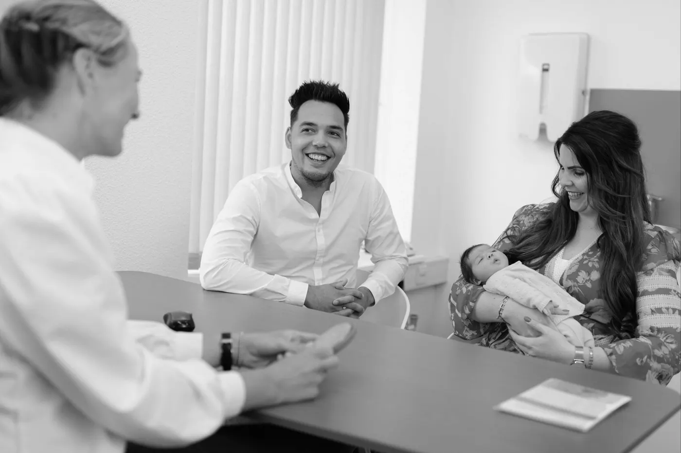 Ouders met baby bij de nacontrole