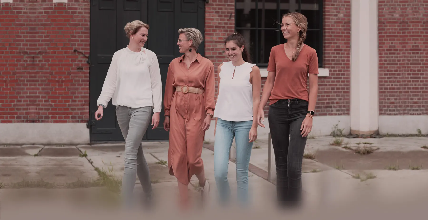 Het team van Vivre buiten bij de praktijk