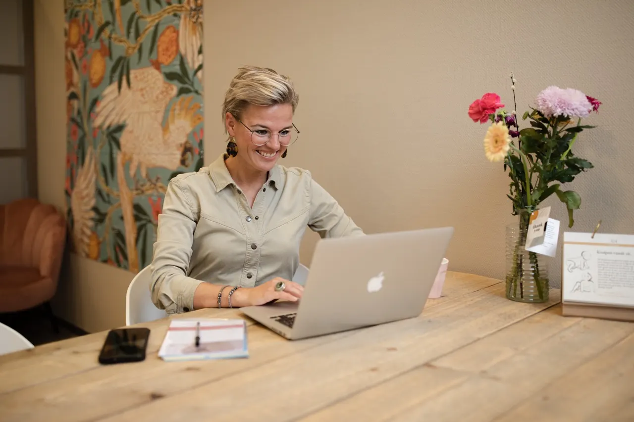 Verloskundige van Vivre aan het werk in de praktijk